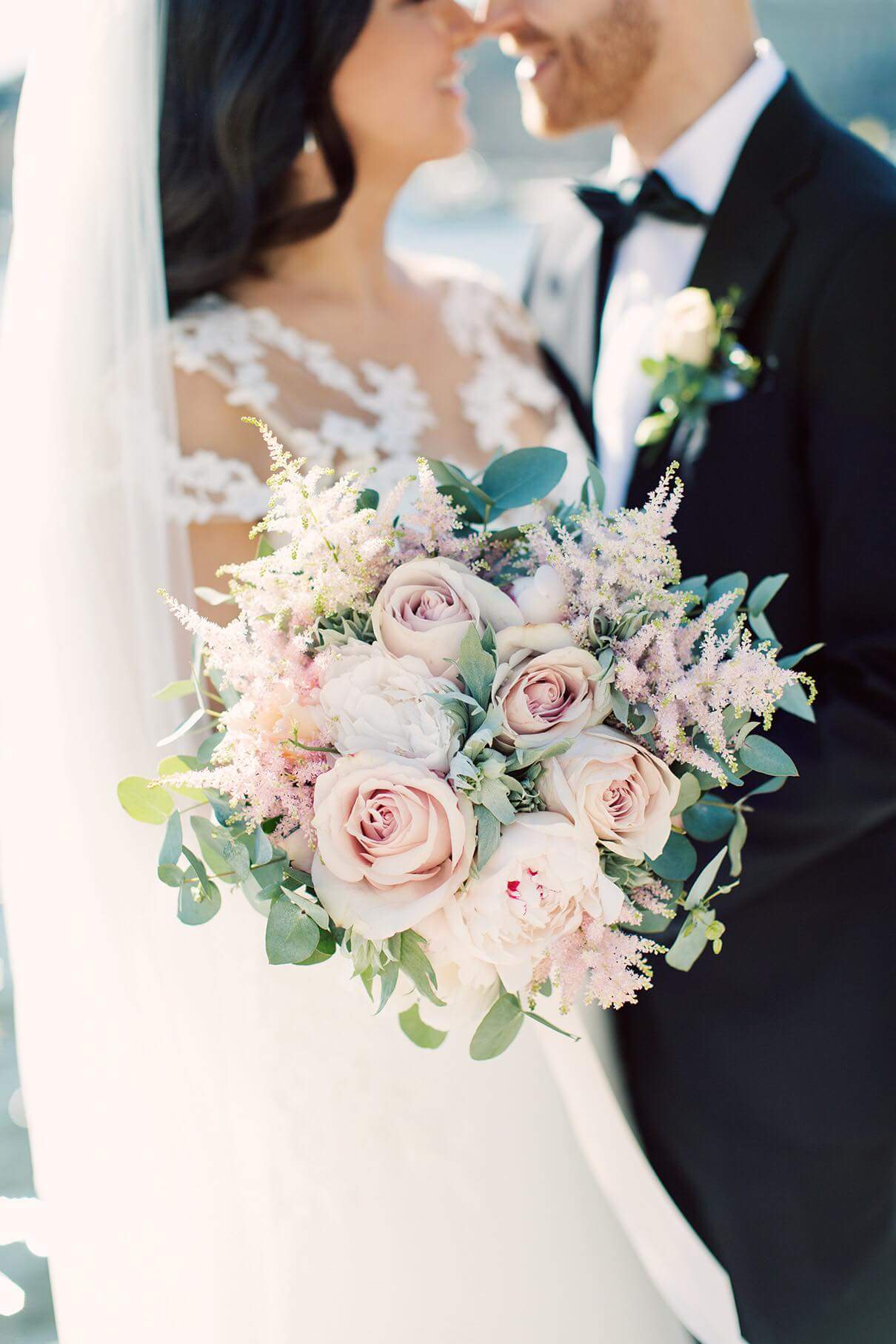 Brudbukett med rosor, pioner, astilbe och eukalyptus.  Fotograf: Erika Gerdemark
